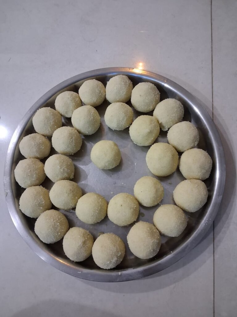 तोंडात टाकताच विरघळणारा मऊसर रवा लाडू पाक करून केलेला  !!  Rawa Ladoo