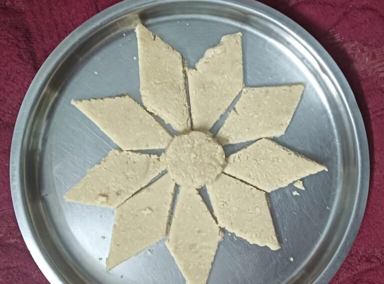 अगदी सोप्या पद्धतीने घरच्या घरी शुद्ध अशी बनवा काजू कतली !! KajuKatali  !!