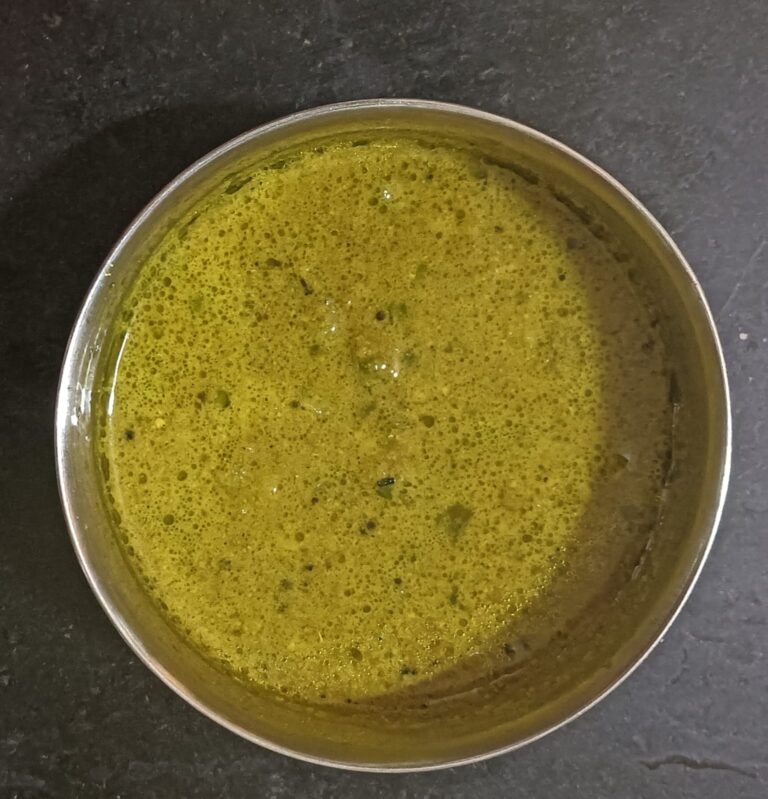 महाराष्ट्रीयन झणझणीत हिरवा डाळ मेथ्या रस्सा