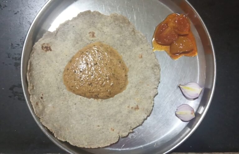 कळण्याची भाकरी आणि लाल मिरचीची झणझणीत शेंगदाण्याची चटणी!!!Kalnyachi Bhakri and Chatni