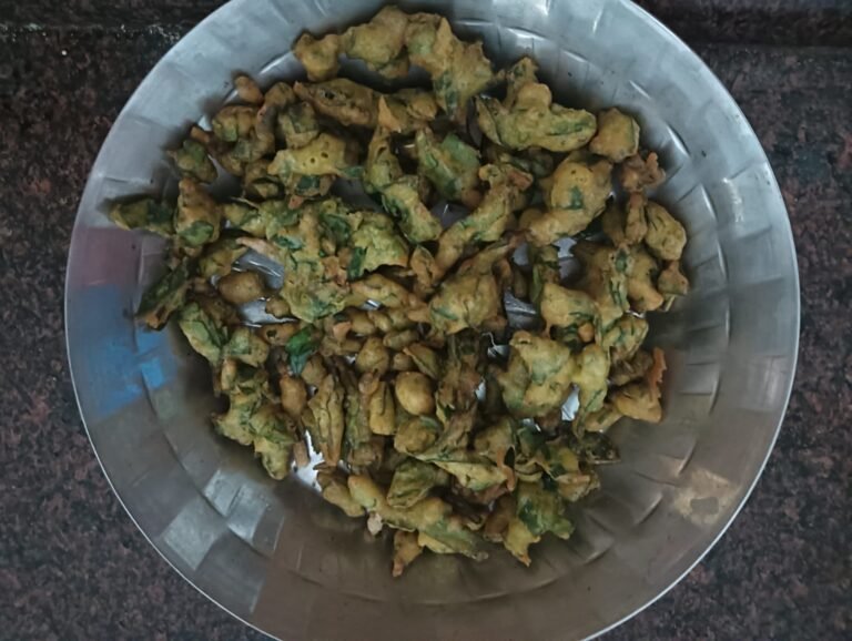 अळूच्या पानांची किंवा पोथीच्या पानांचे कुरकुरीत अशी भजी