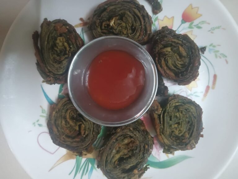 अळूच्या पानांच्या कुरकुरीत झणझणीत अशा वड्या