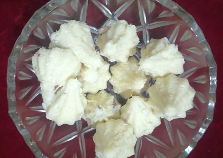 कमी साहित्यात सोपे ओल्या खोबऱ्याचे मोदक | Easy Coconut Modak Recipe Marathi | खोबरा मोदक