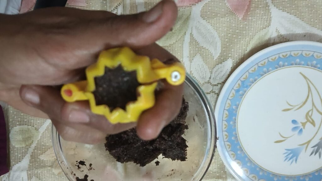 मुलांचे आवडते चॉकलेट खोबरा मोदक | Chocolate Coconut Modak Recipe | चॉकलेट खोबरा मोदक – फोटो 7