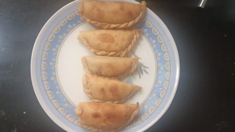 1 महिना टिकणारी Super Crispy खुसखुशीत अशी करंजी (Super Crispy khuskhushit Karanji)