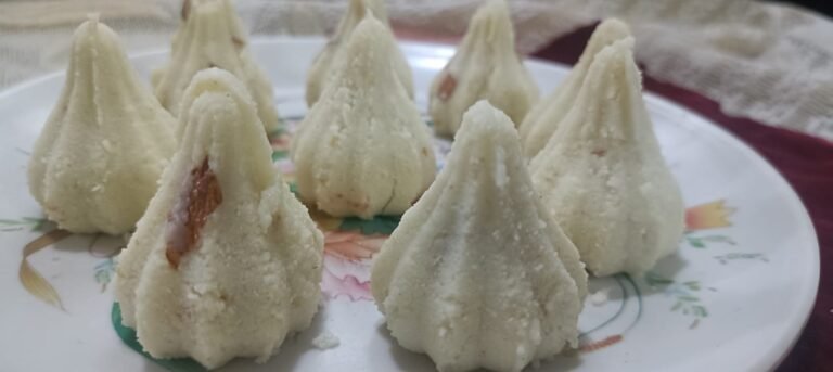 लहान मुलांसाठी झटपट ५ मिनिटांत बनवा पनीर मोदक | Instant Paneer Modak Recipe | पनीर मोदक