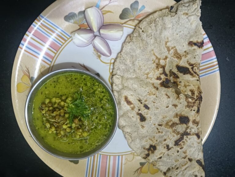 हिरव्या मुगाची झणझणीत दाणे मिरच्या लावून हिरवी रस्सा भाजी!!Green Mug Greavy Sabji