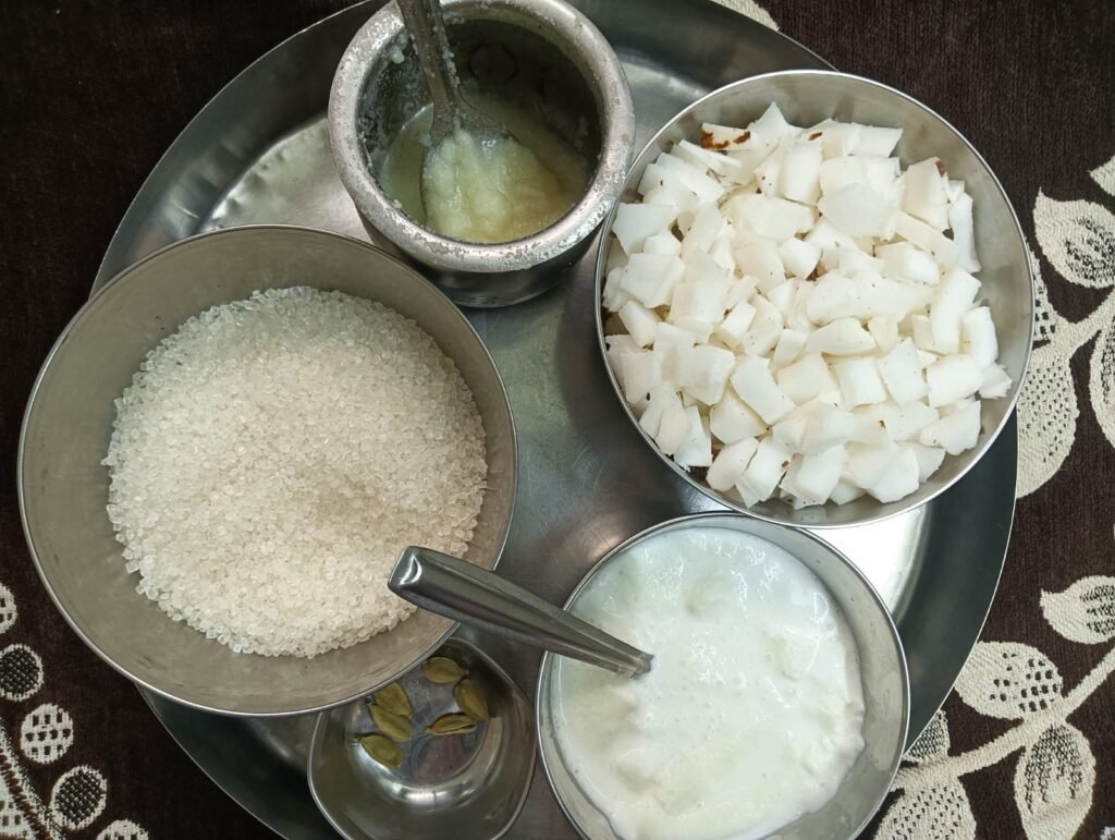 पारंपरिक ओल्या नारळाची तोंडात विरघळणारी मऊ वडी !! Coconut Vadi – फोटो 2