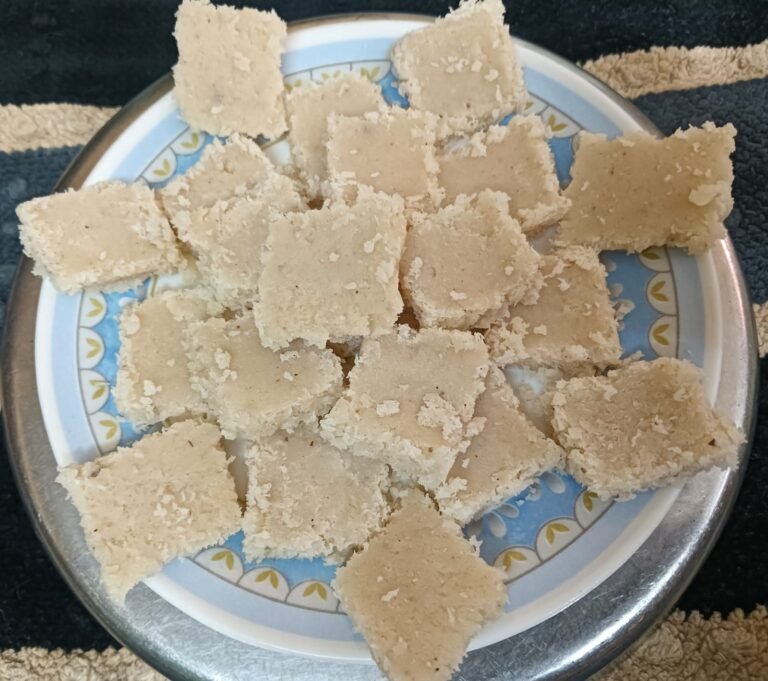 पारंपरिक ओल्या नारळाची तोंडात विरघळणारी मऊ वडी !! Coconut Vadi