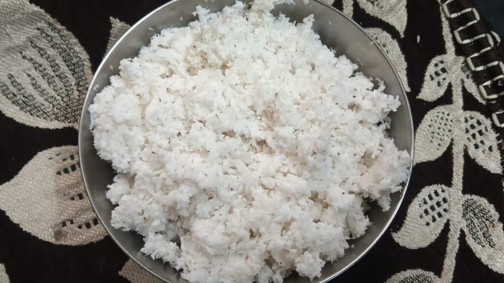 पारंपरिक ओल्या नारळाची तोंडात विरघळणारी मऊ वडी !! Coconut Vadi – फोटो 3