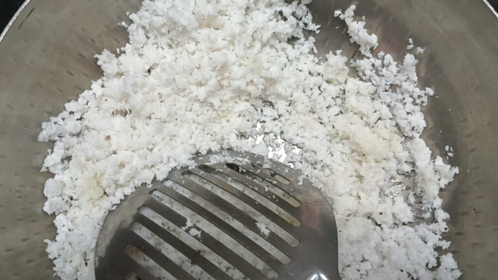 पारंपरिक ओल्या नारळाची तोंडात विरघळणारी मऊ वडी !! Coconut Vadi – फोटो 5
