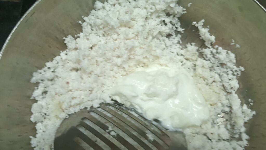 पारंपरिक ओल्या नारळाची तोंडात विरघळणारी मऊ वडी !! Coconut Vadi – फोटो 6