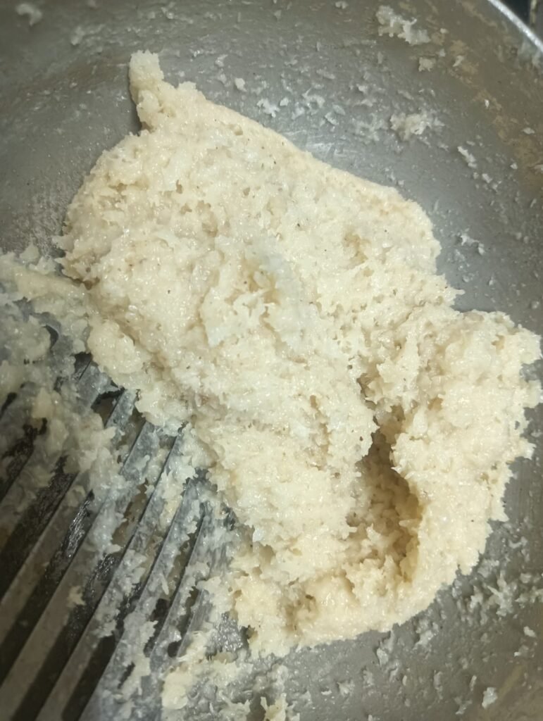पारंपरिक ओल्या नारळाची तोंडात विरघळणारी मऊ वडी !! Coconut Vadi – फोटो 8