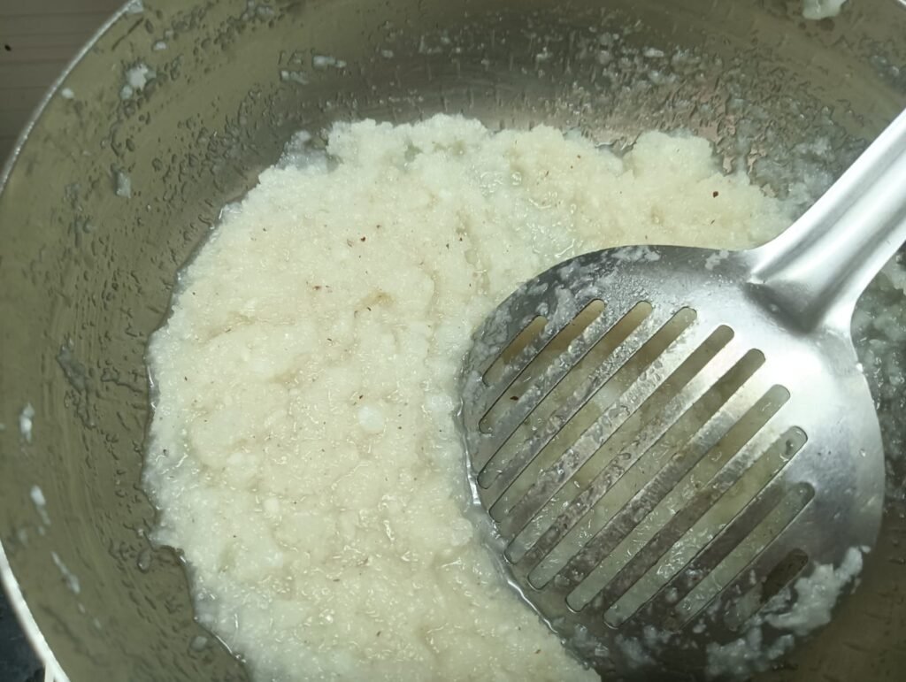 पारंपरिक ओल्या नारळाची तोंडात विरघळणारी मऊ वडी !! Coconut Vadi – फोटो 7