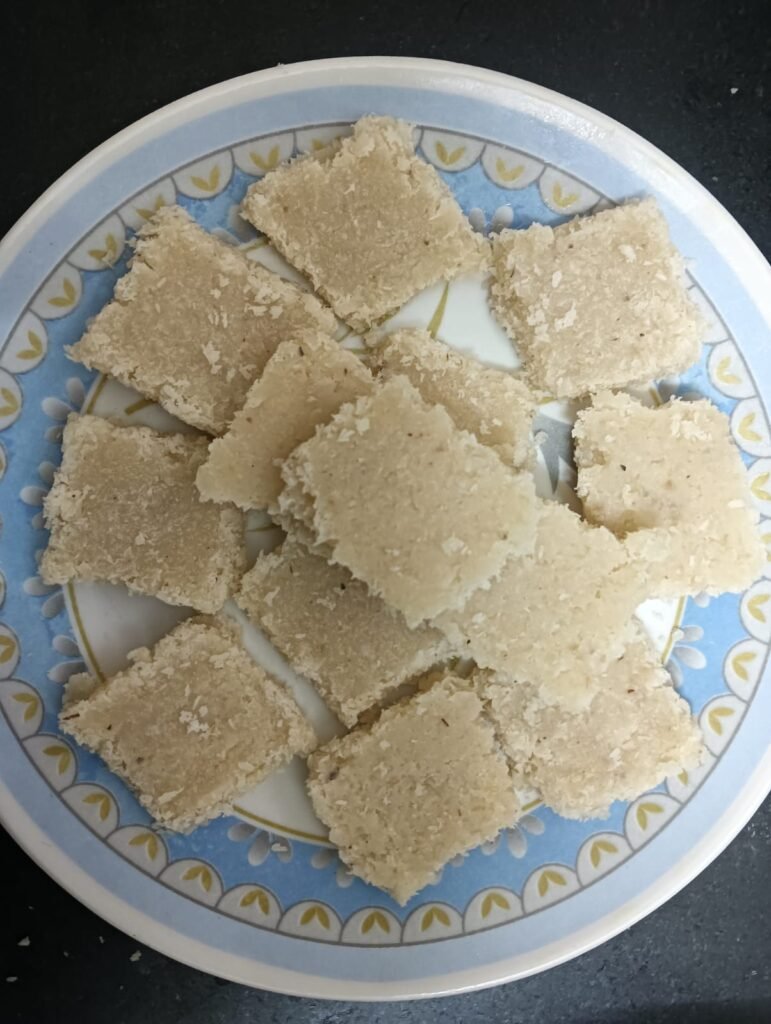 पारंपरिक ओल्या नारळाची तोंडात विरघळणारी मऊ वडी !! Coconut Vadi